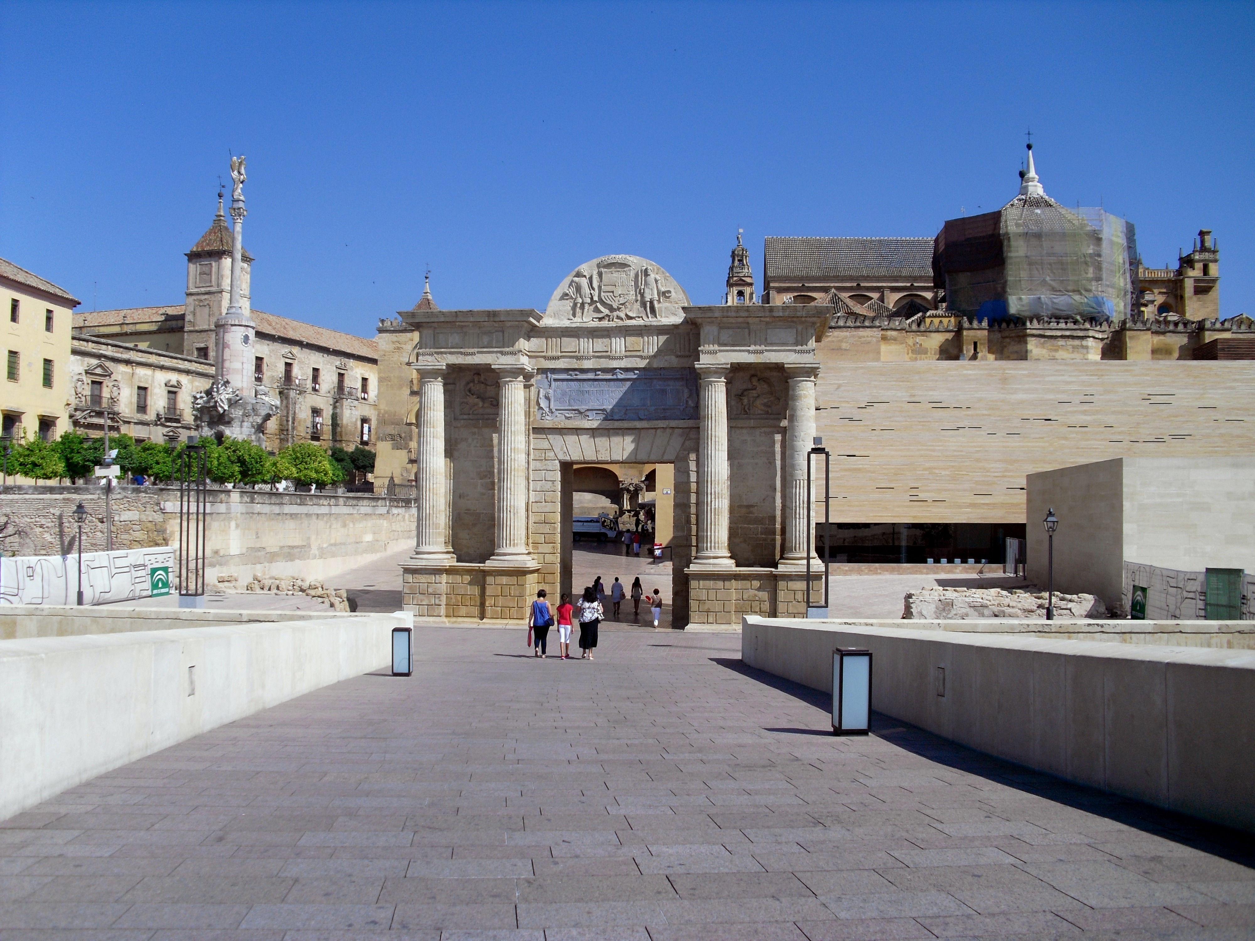 Puerta_del_puente_y_su_entorno_(Córdoba).jpg