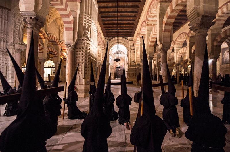 15. Devotos de la Hermandad del VIa Crucis, procesionando dentro de la Mezquita Catedral de COrdoba.jpg