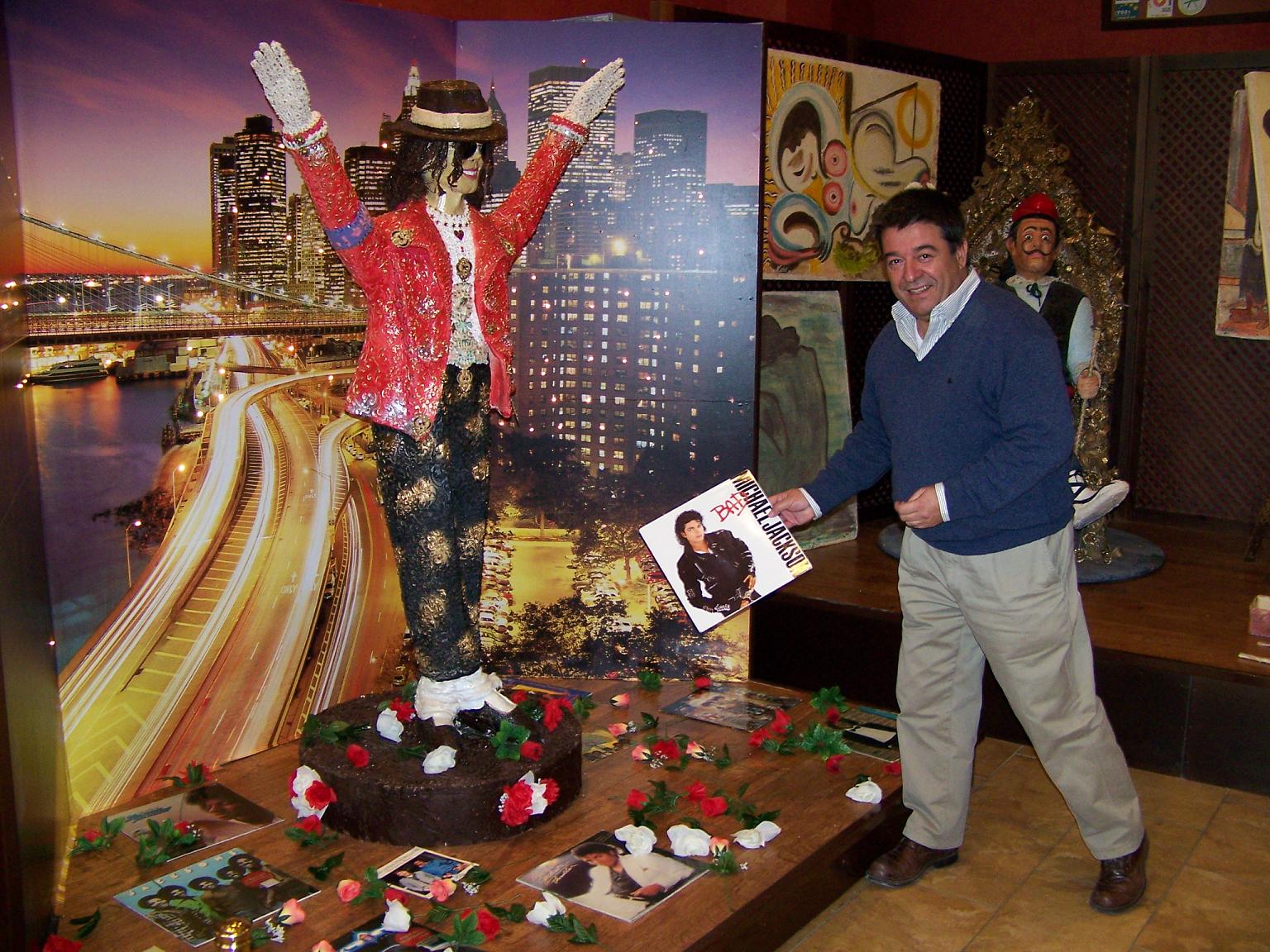 Rute, figura en azúcar de Michael Jackson y el director del museo Juan José Garrido.jpg