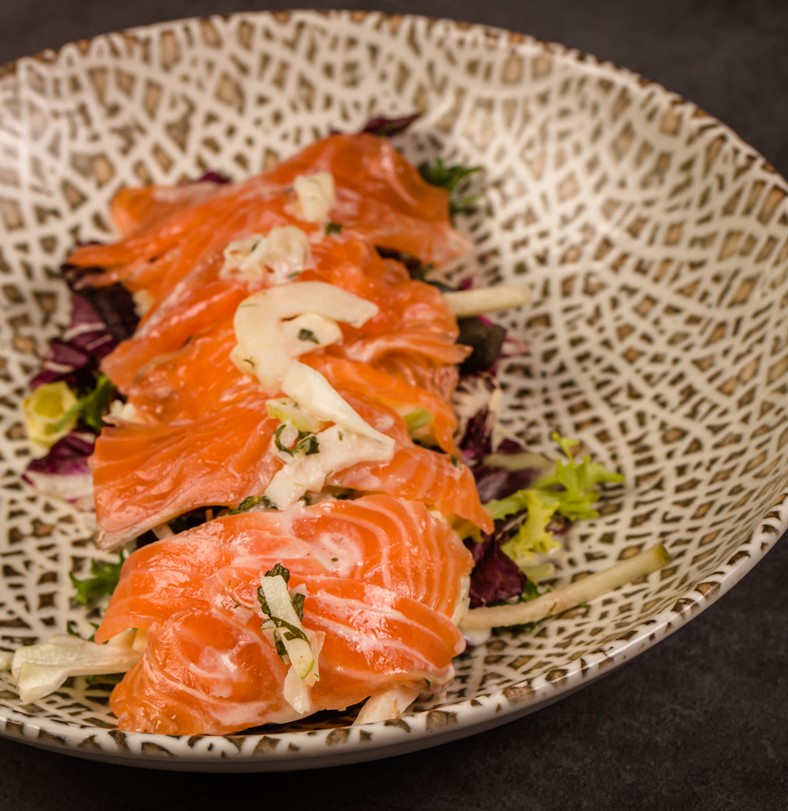 salmón curado con ensalada de manzana, hinojo y yogur.jpg